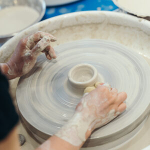Intensivkurs Töpferscheibe – Spin, Trim & Glaze (12+)
